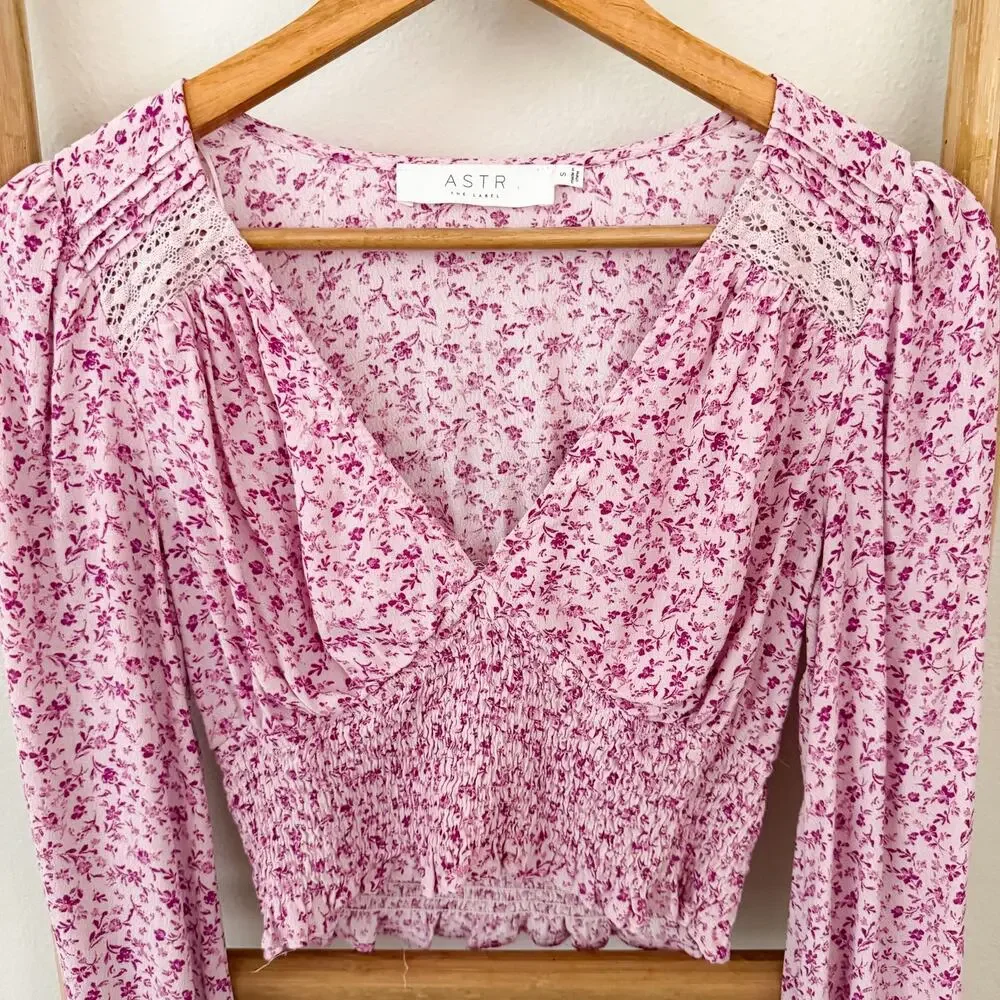 NWOT ASTR The Label Pink Fuchsia Floral Peplum Blouse Small Smocked Crop Top